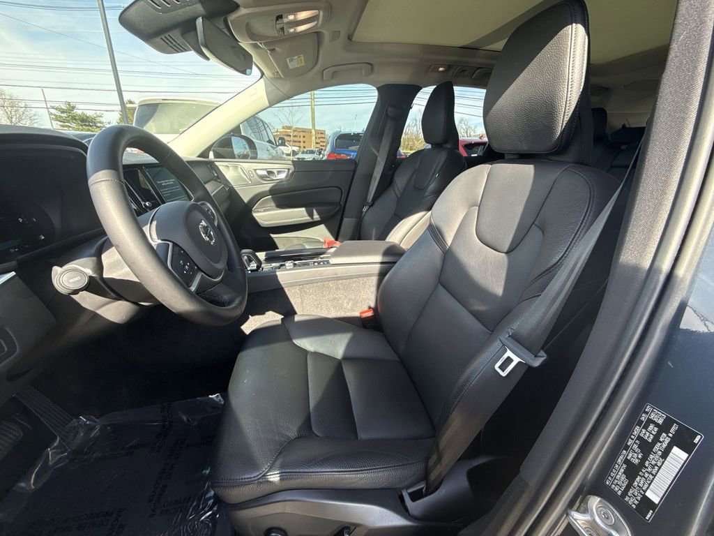 Used 2022 Volvo XC60 B5 Momentum w/ Climate Package AWD/4WD image 11