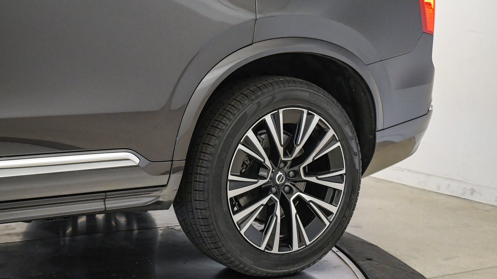 Certified 2024 Volvo XC90 T8 Core AWD/4WD image 11