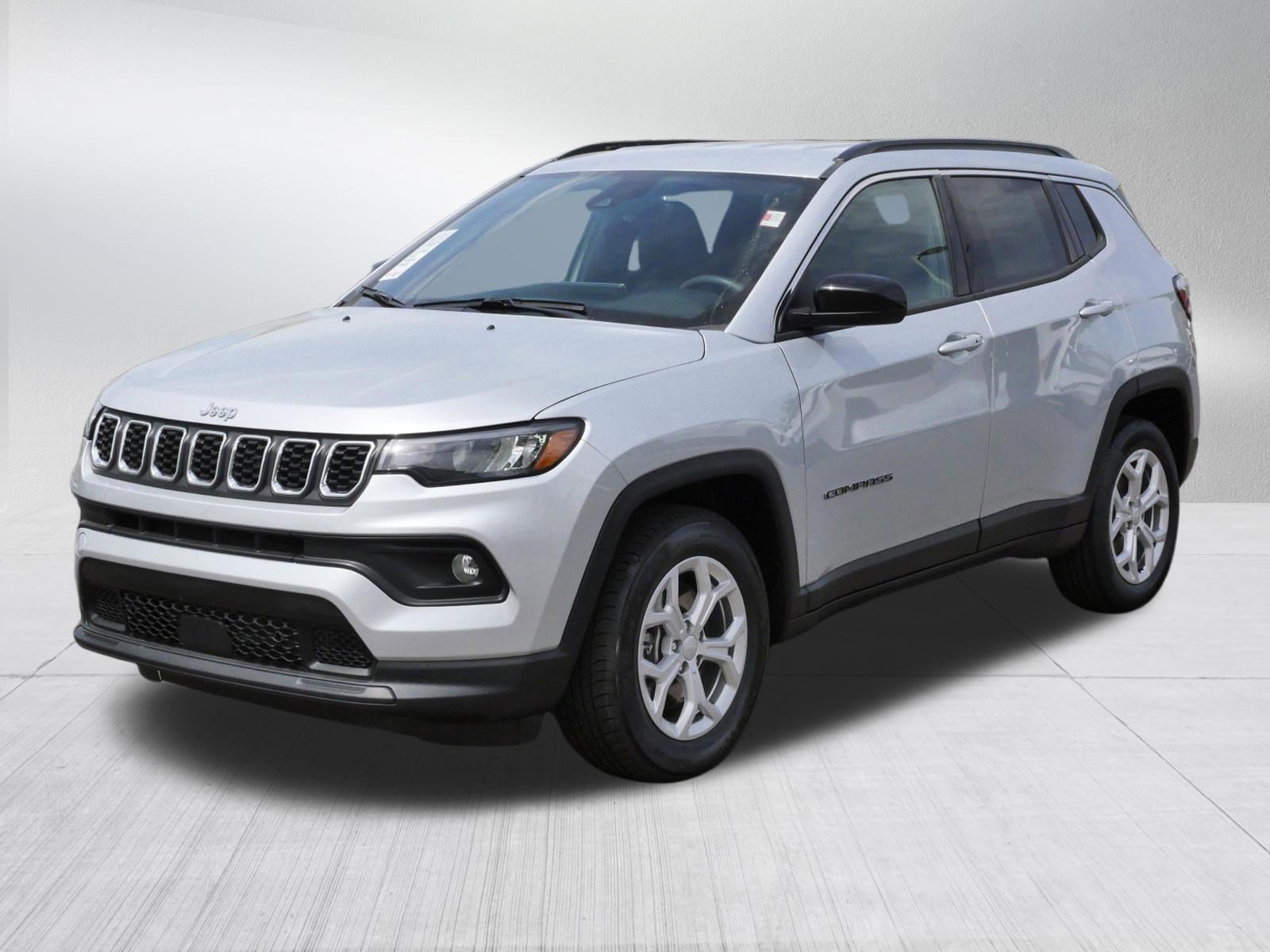 Used 2024 Jeep Compass Latitude AWD/4WD image 3
