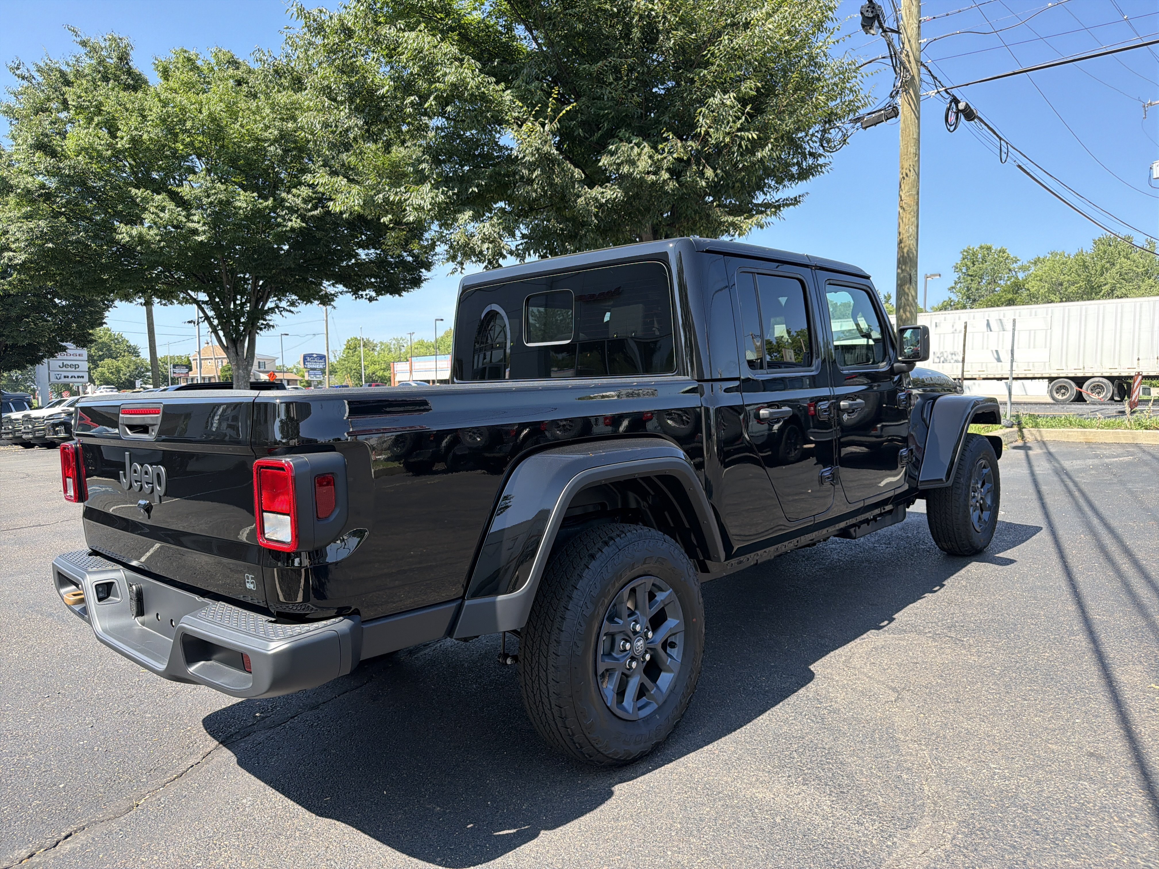 Used 2026 Jeep Gladiator Sport AWD/4WD image 8
