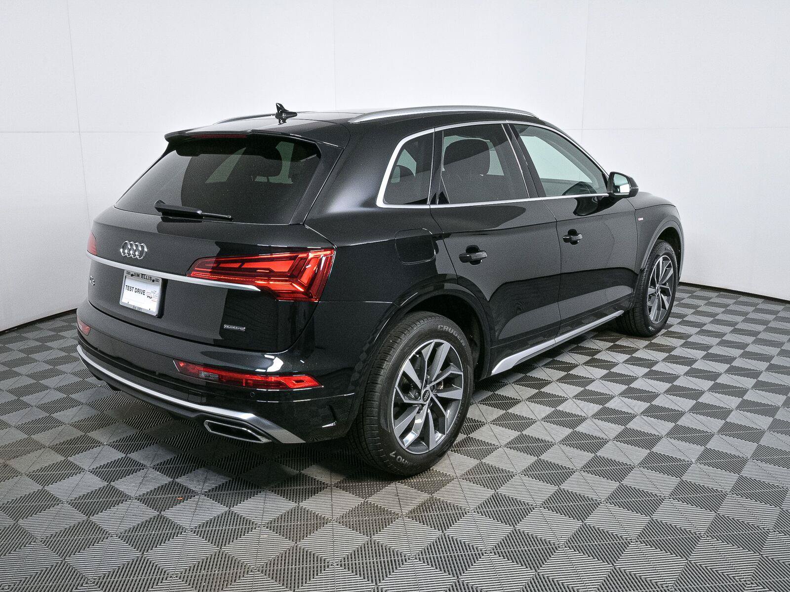 Used 2023 Audi Q5 2.0T Premium Plus w/ Premium Plus Package AWD/4WD image 3