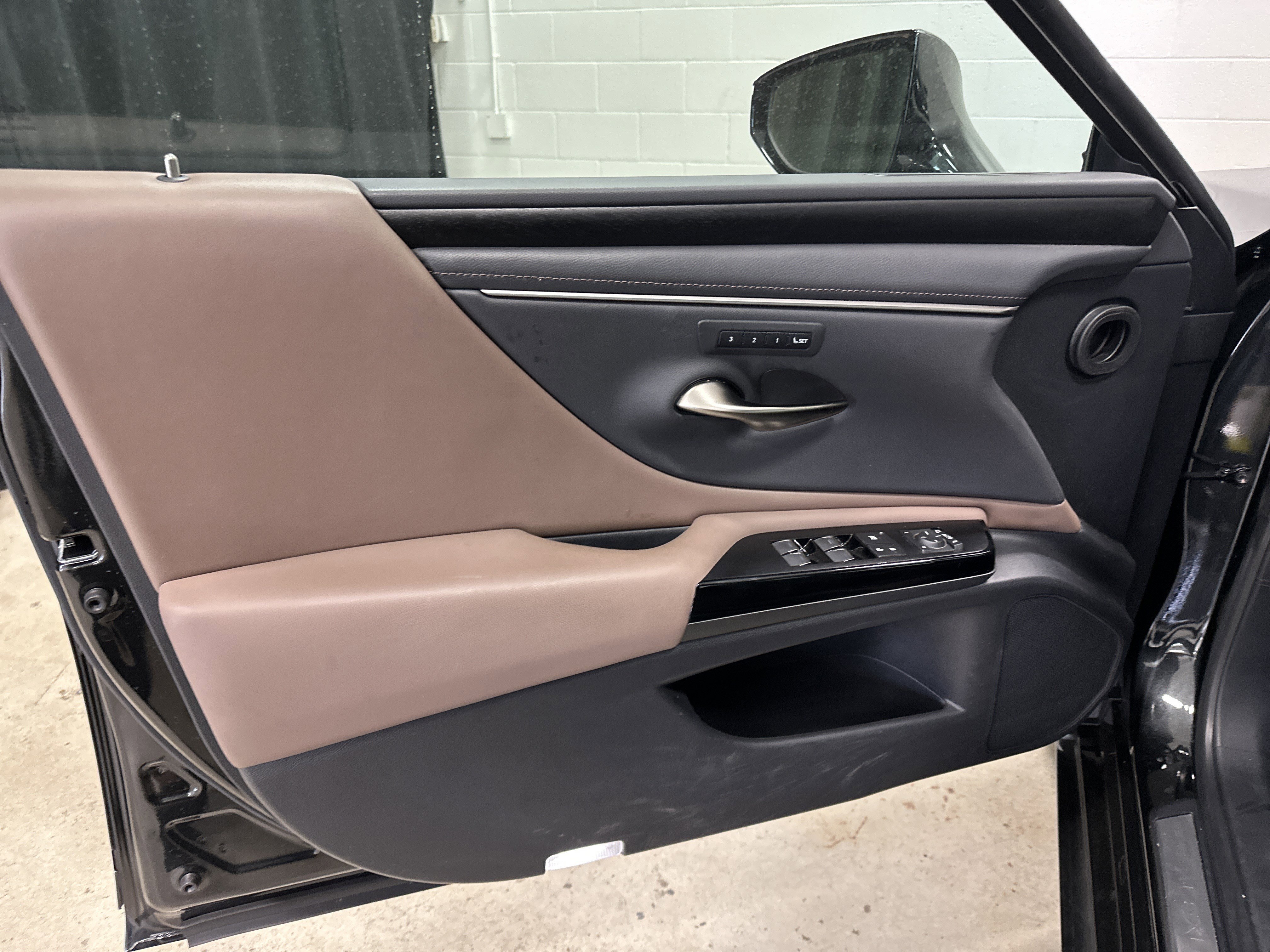 Used 2023 Lexus ES 350 w/ Premium Package FWD image 14