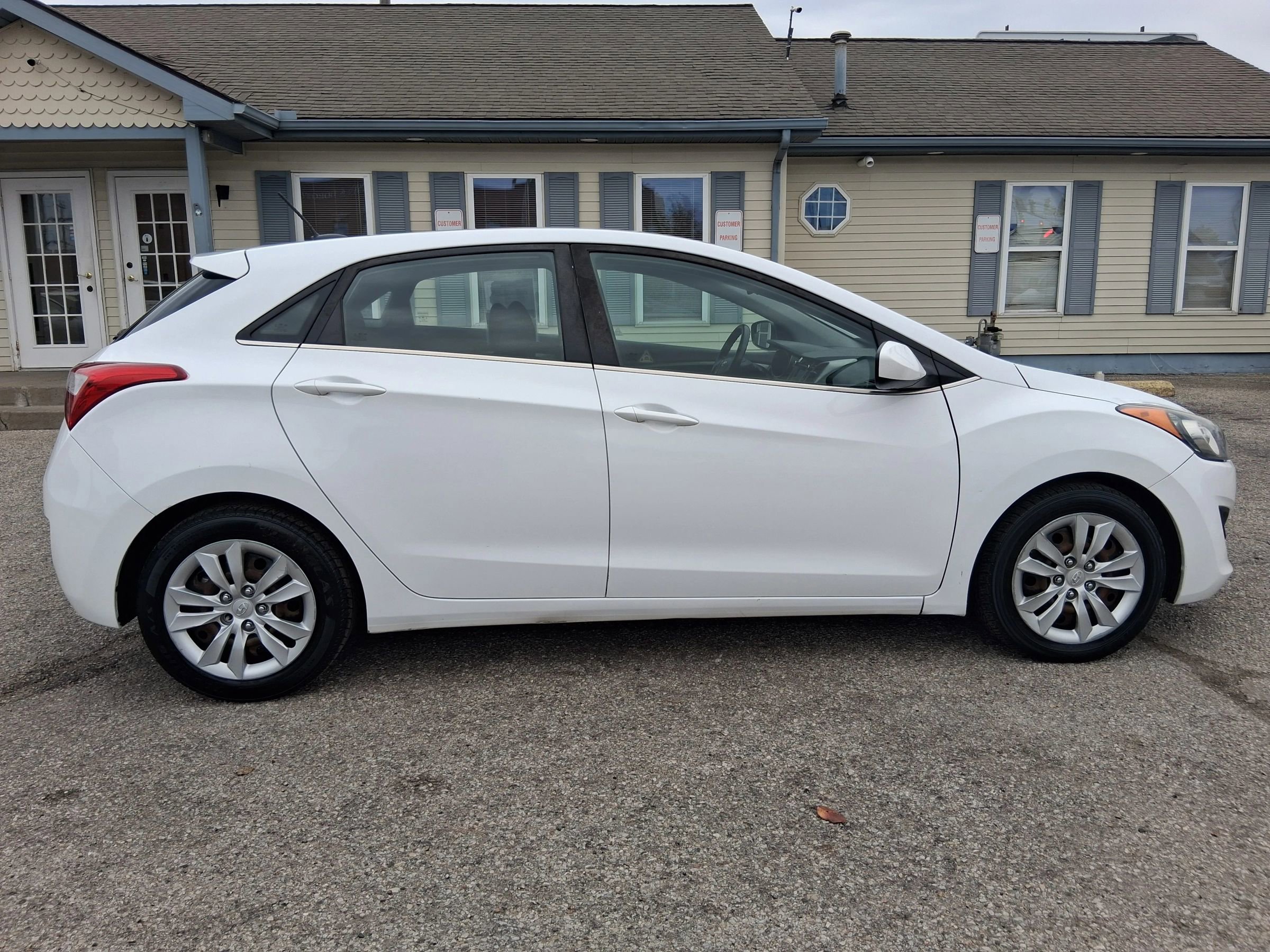Used 2017 Hyundai Elantra GT image 5