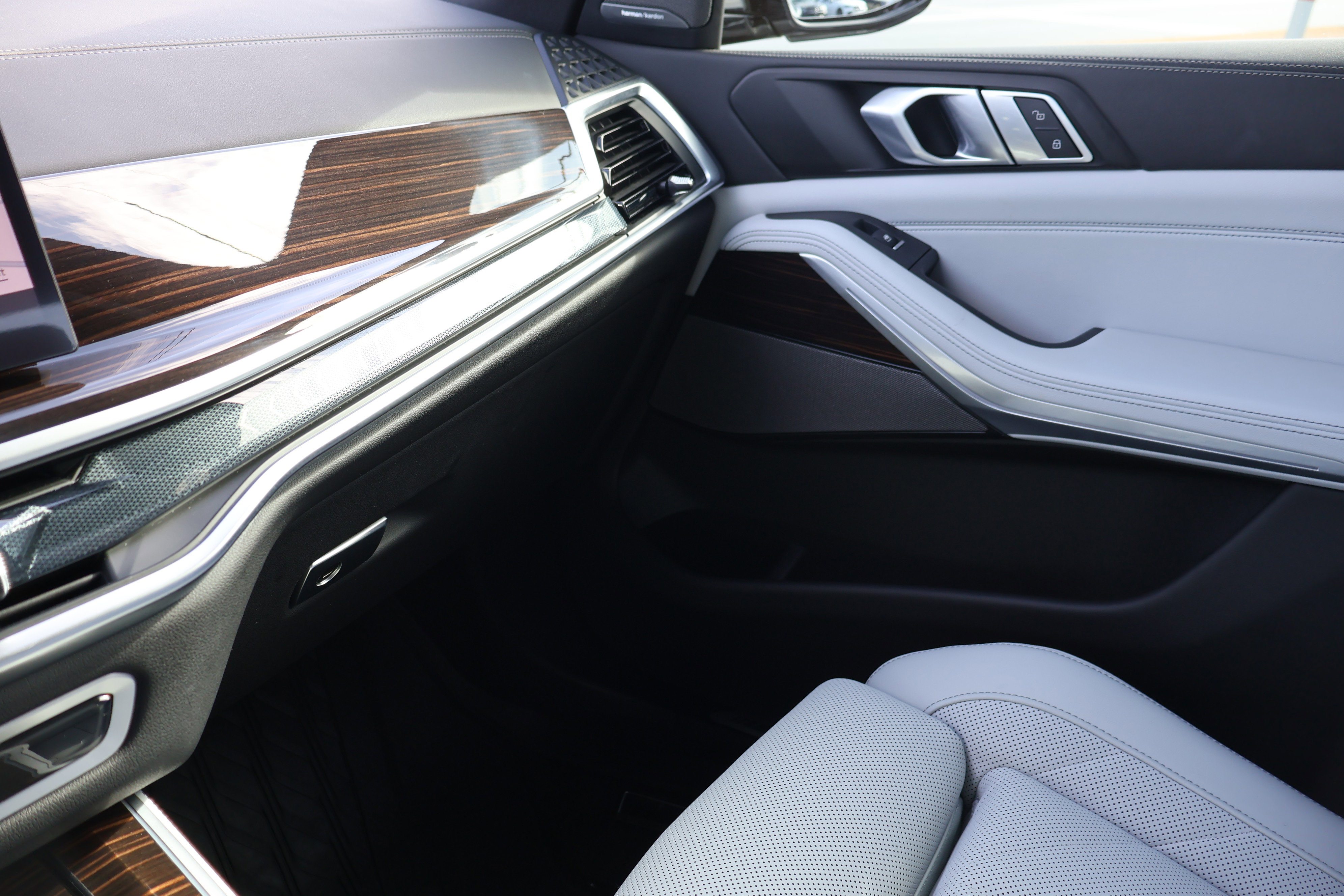 Used 2026 BMW X5 xDrive40i w/ M Sport Package image 40