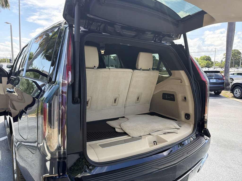 Used 2024 Cadillac Escalade Premium Luxury AWD/4WD image 28