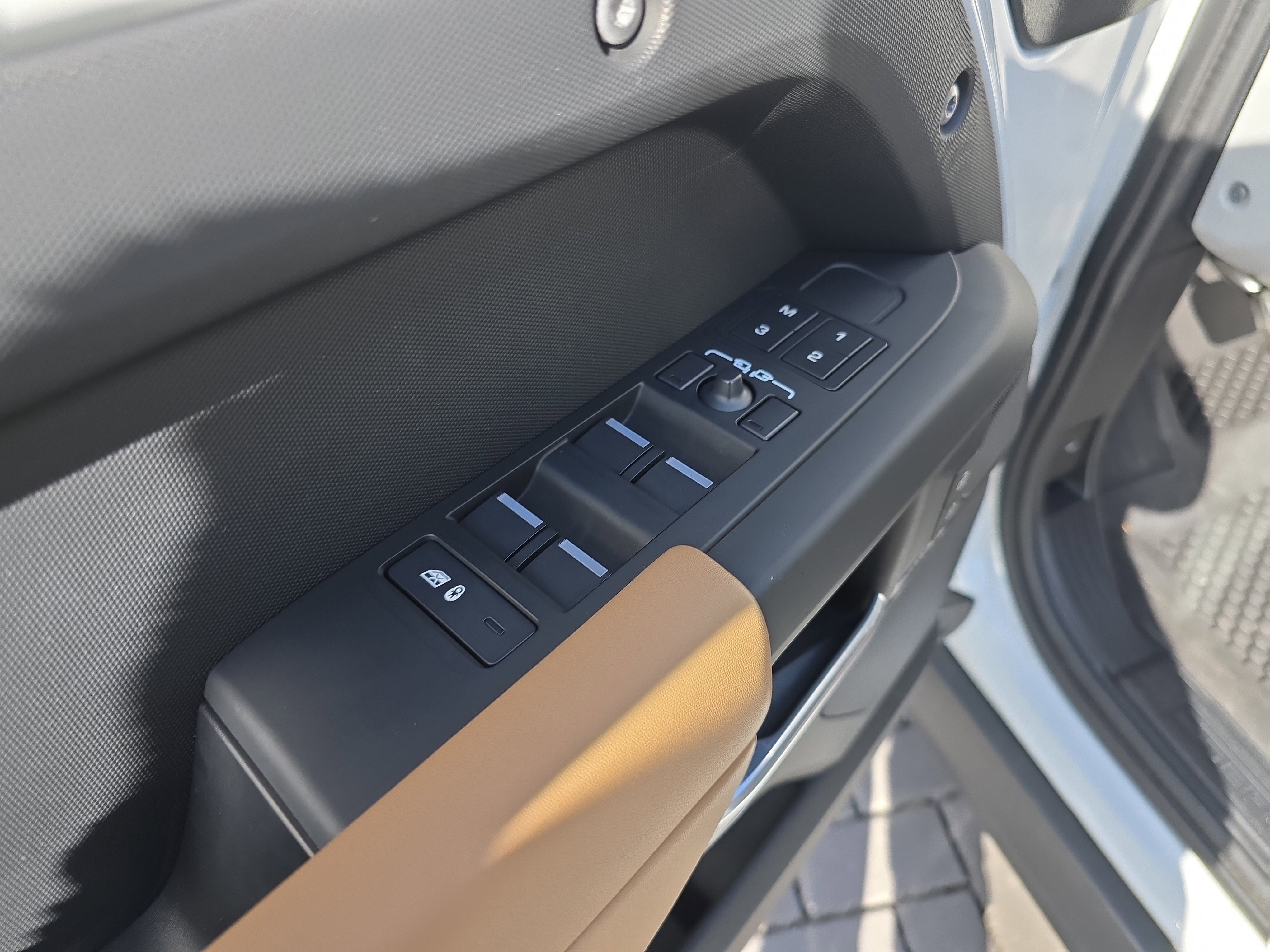 Used 2025 Land Rover Defender 110 X-Dynamic SE image 20