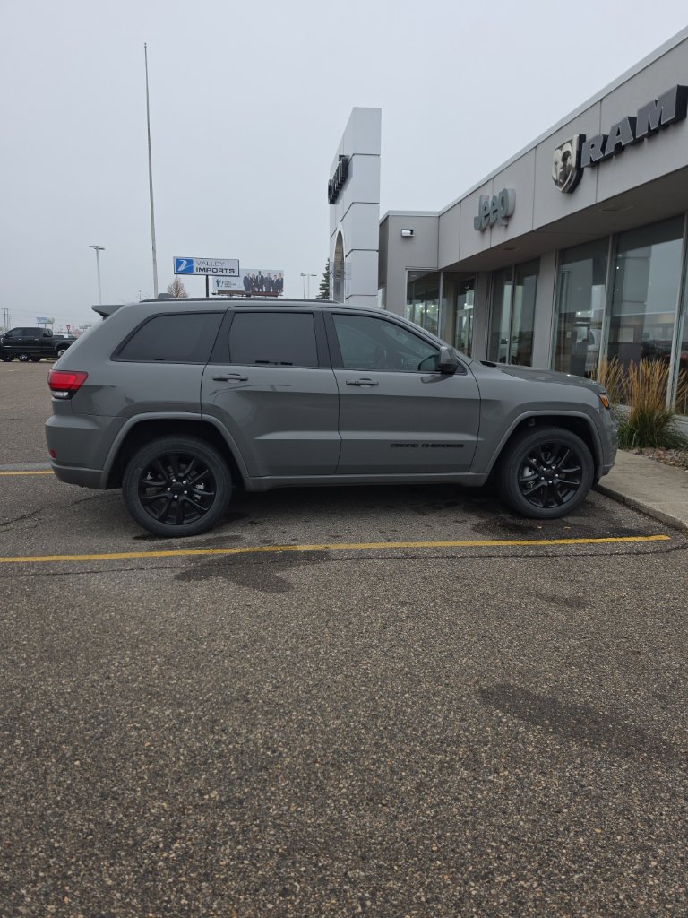 Used 2021 Jeep Grand Cherokee Laredo X AWD/4WD image 7