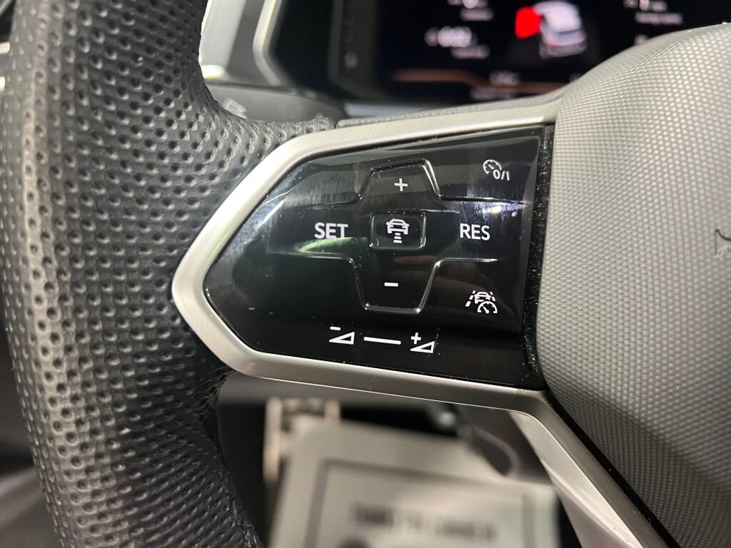 Used 2022 Volkswagen Tiguan SEL R-Line image 13