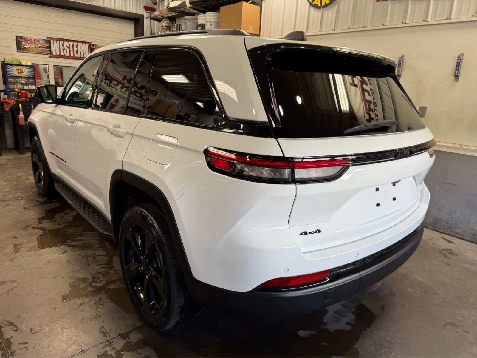 Used 2023 Jeep Grand Cherokee Altitude AWD/4WD image 8
