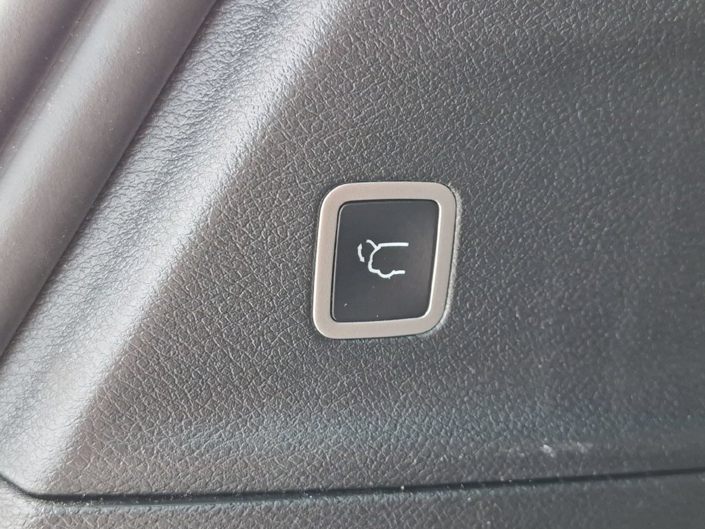 Used 2025 Chrysler Pacifica Limited FWD image 8