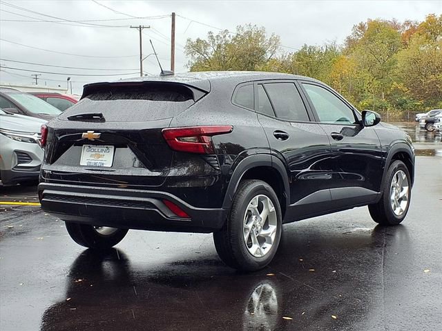 Used 2024 Chevrolet Trax LS w/ LS Convenience Package image 2