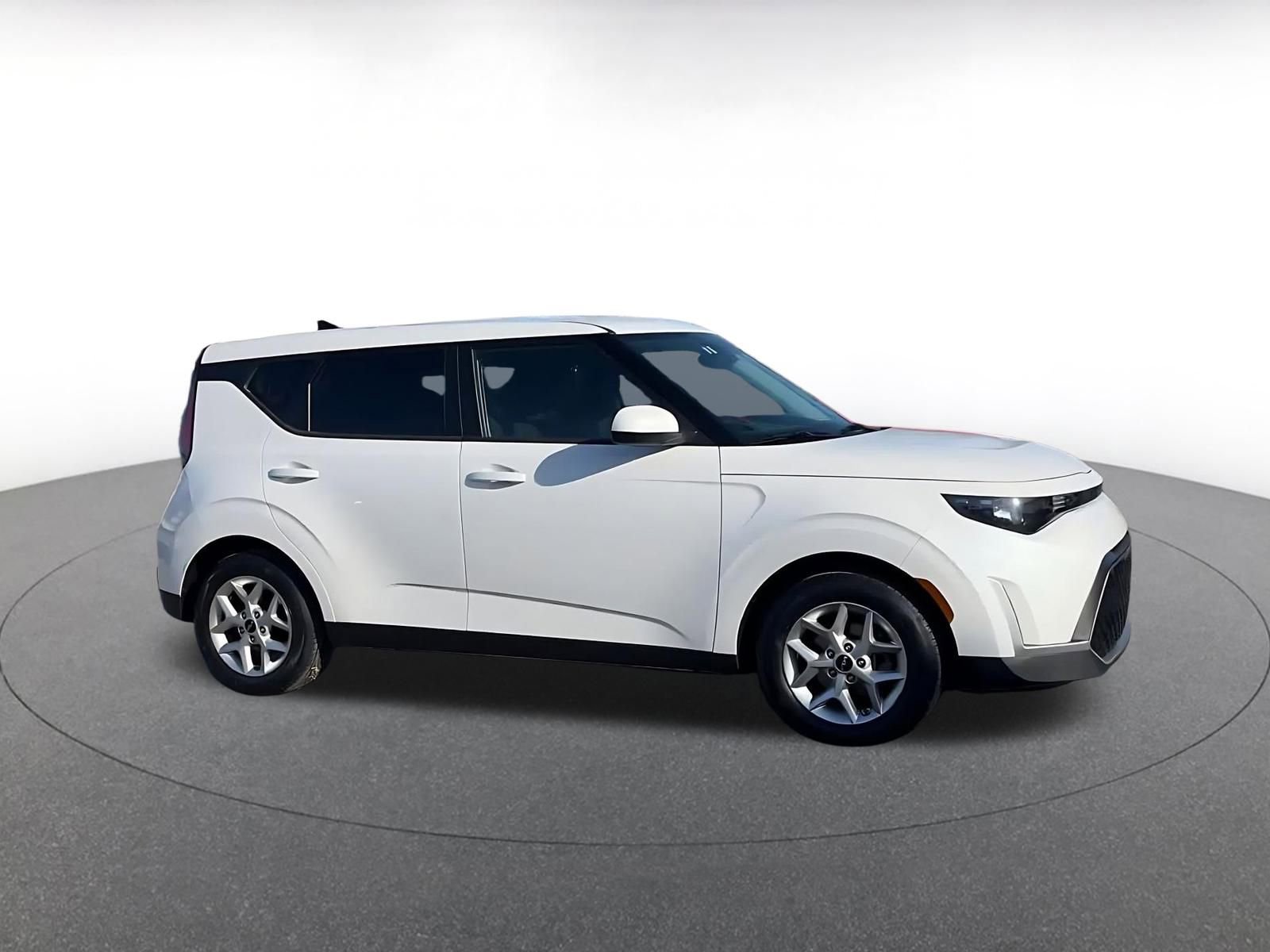 Used 2025 Kia Soul LX w/ LX Technology Package image 2