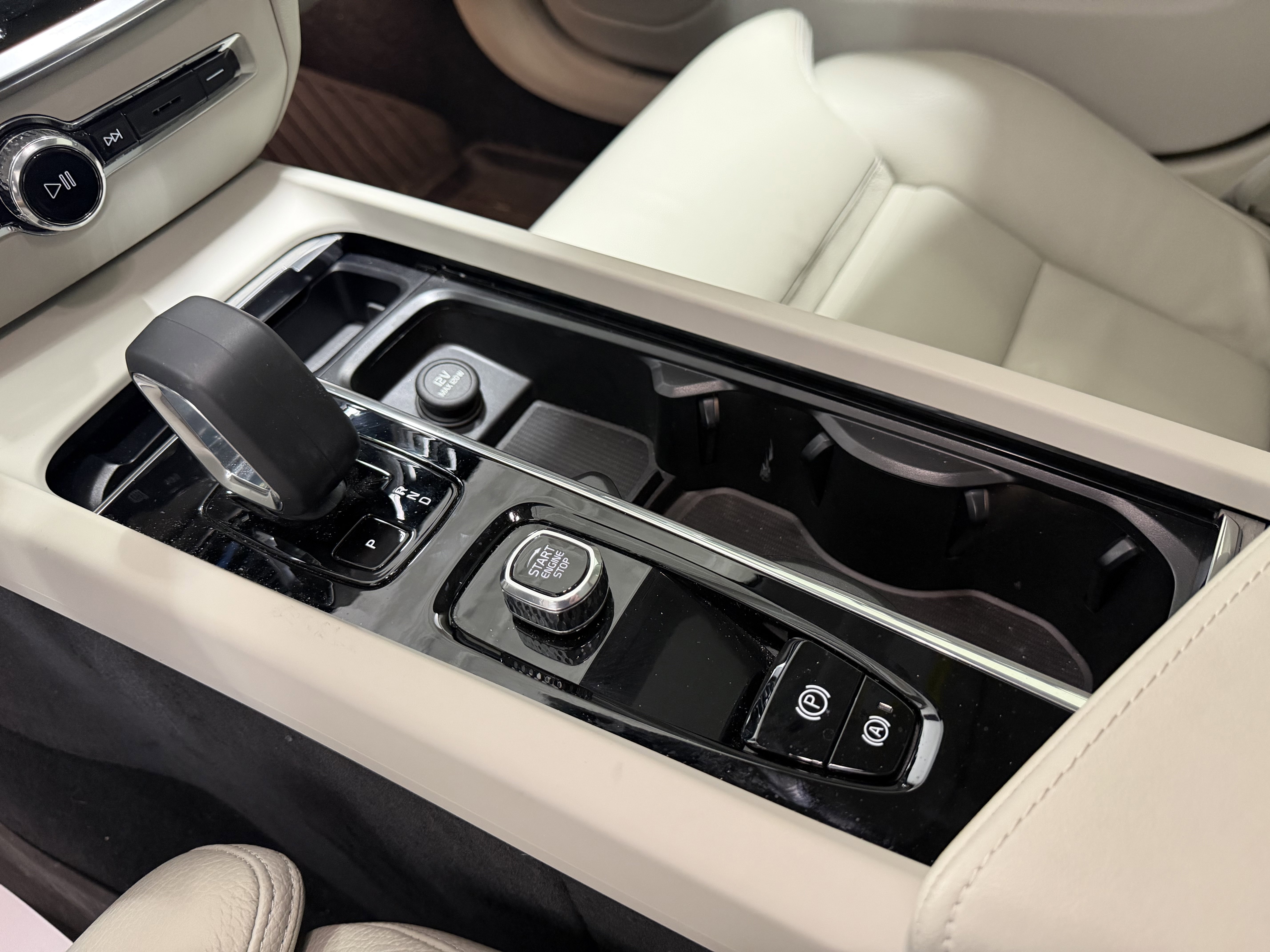 Used 2023 Volvo S60 B5 Ultimate w/ Climate Package image 21