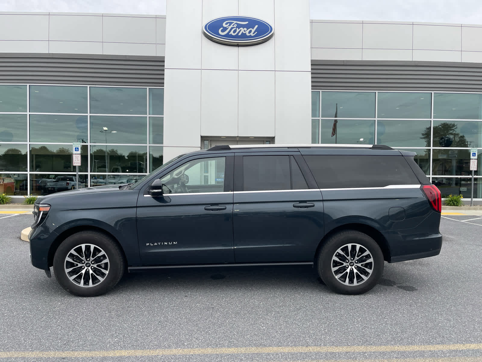 Used 2025 Ford Expedition Max Platinum AWD/4WD image 1
