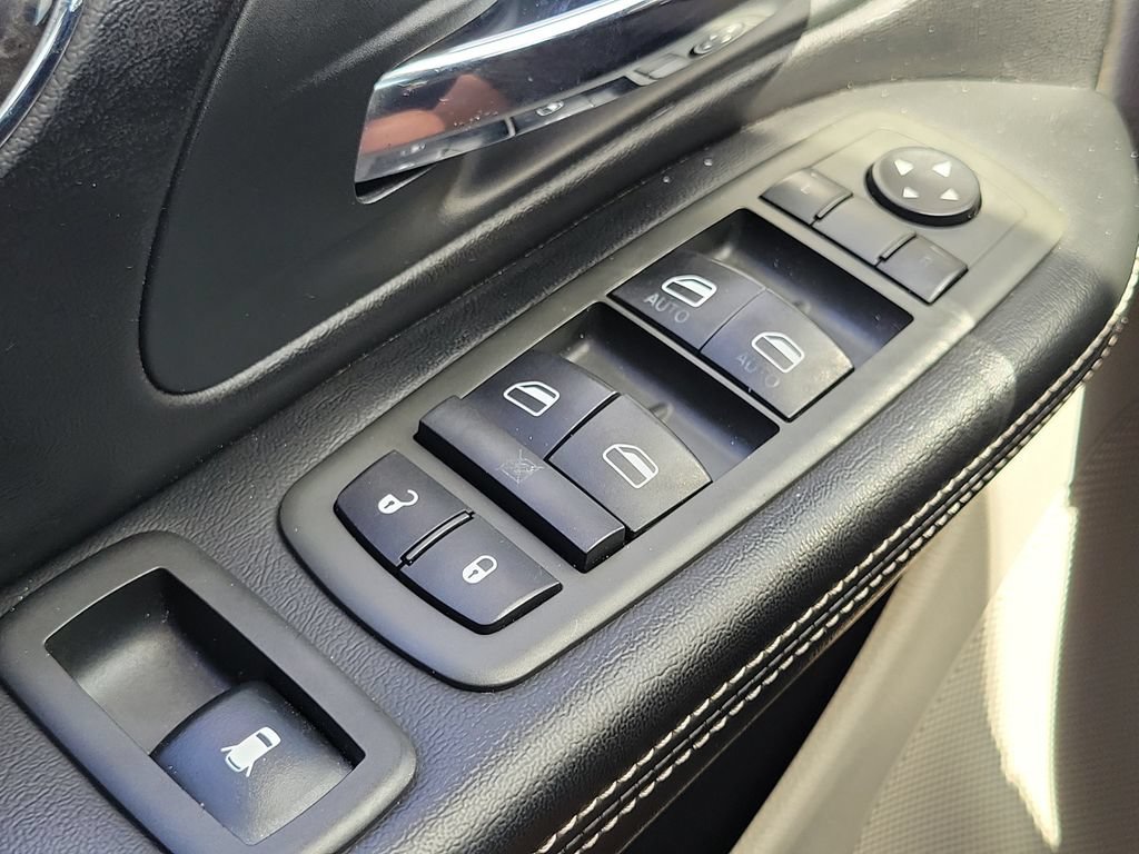 Used 2012 Chrysler Town & Country Touring FWD image 11