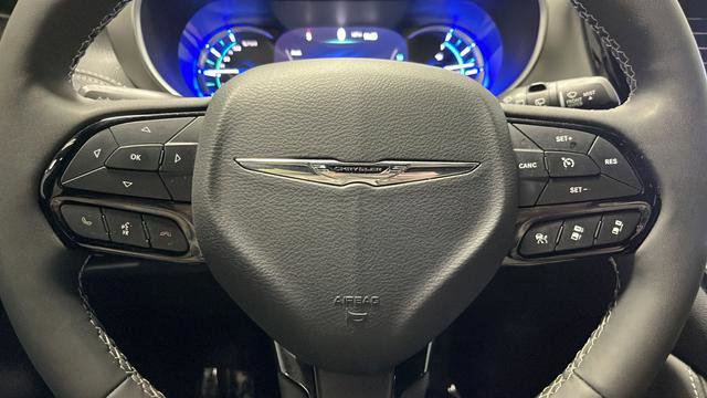 Used 2023 Chrysler Pacifica Limited w/ Uconnect Theater Family Group FWD image 16