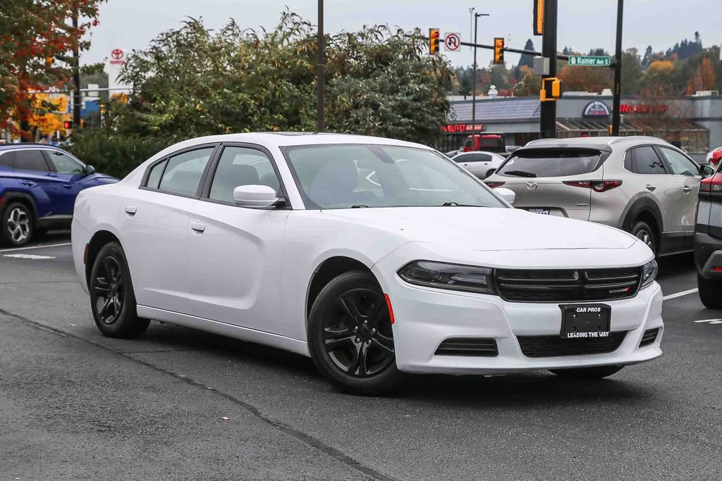 Used 2019 Dodge Charger SXT image 2