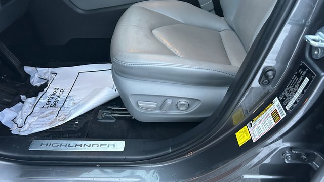 Used 2023 Toyota Highlander Limited image 21