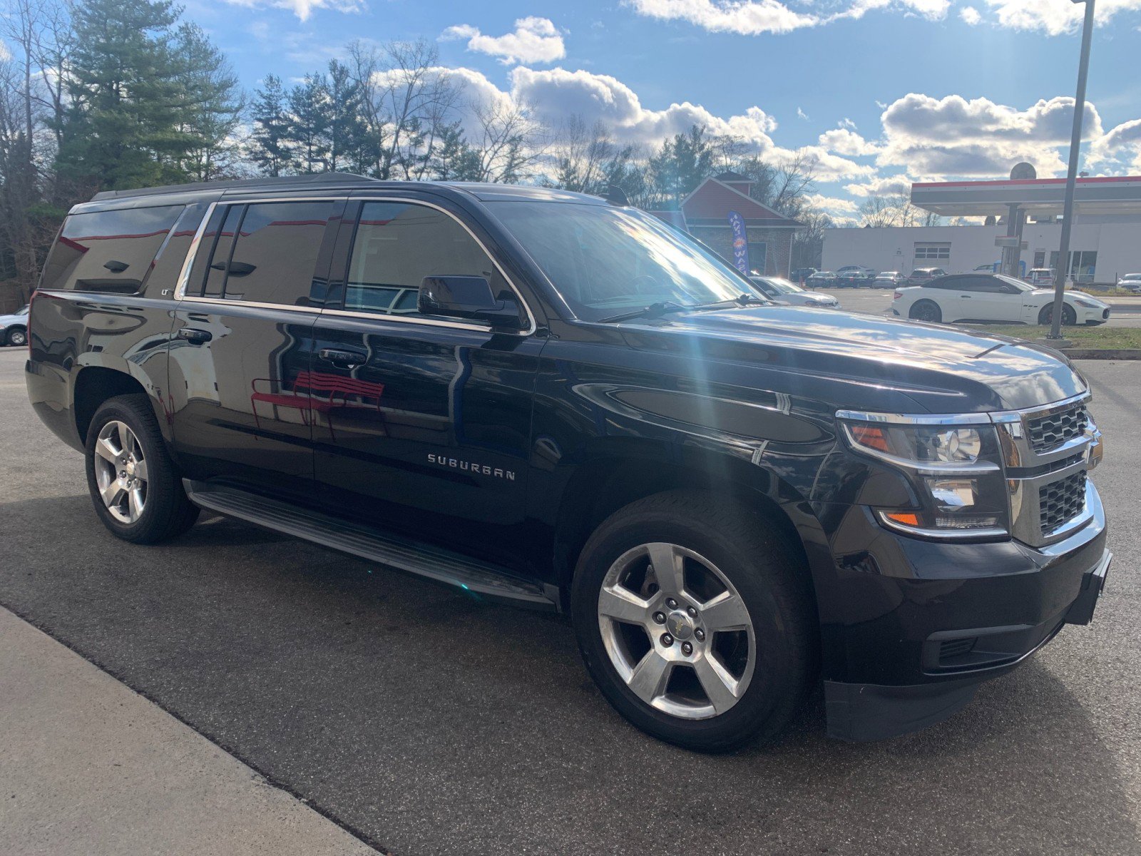 Used 2016 Chevrolet Suburban LT image 3