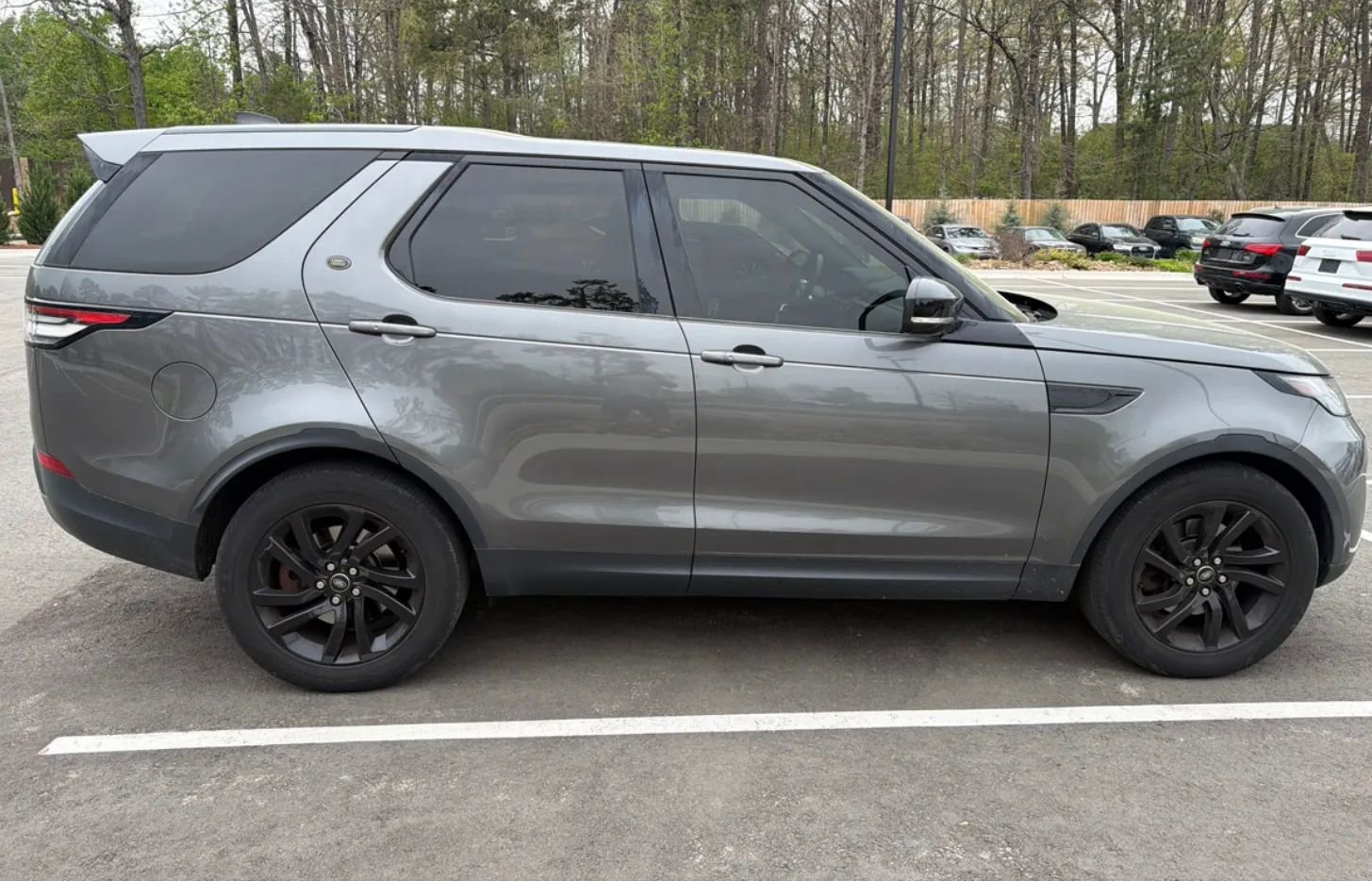 Used 2017 Land Rover Discovery SE AWD/4WD image 3