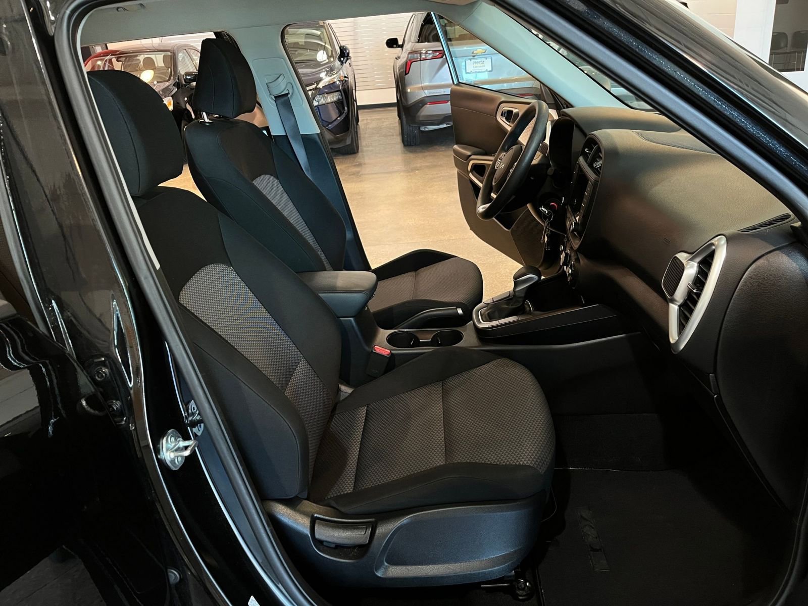 Used 2025 Kia Soul LX w/ LX Technology Package FWD image 35