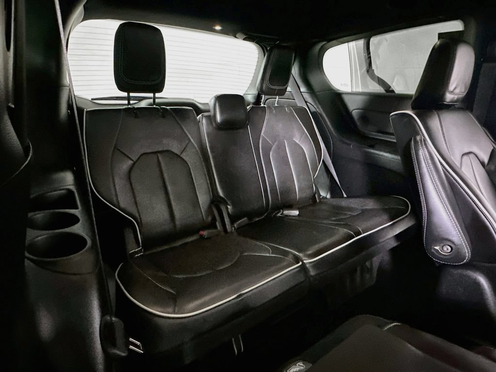Used 2024 Chrysler Pacifica Premium FWD image 16