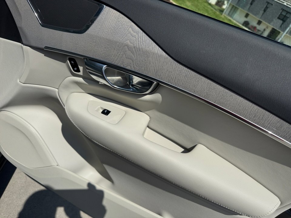 New 2025 Volvo XC90 T8 Plus w/ Protection Package Premier image 24