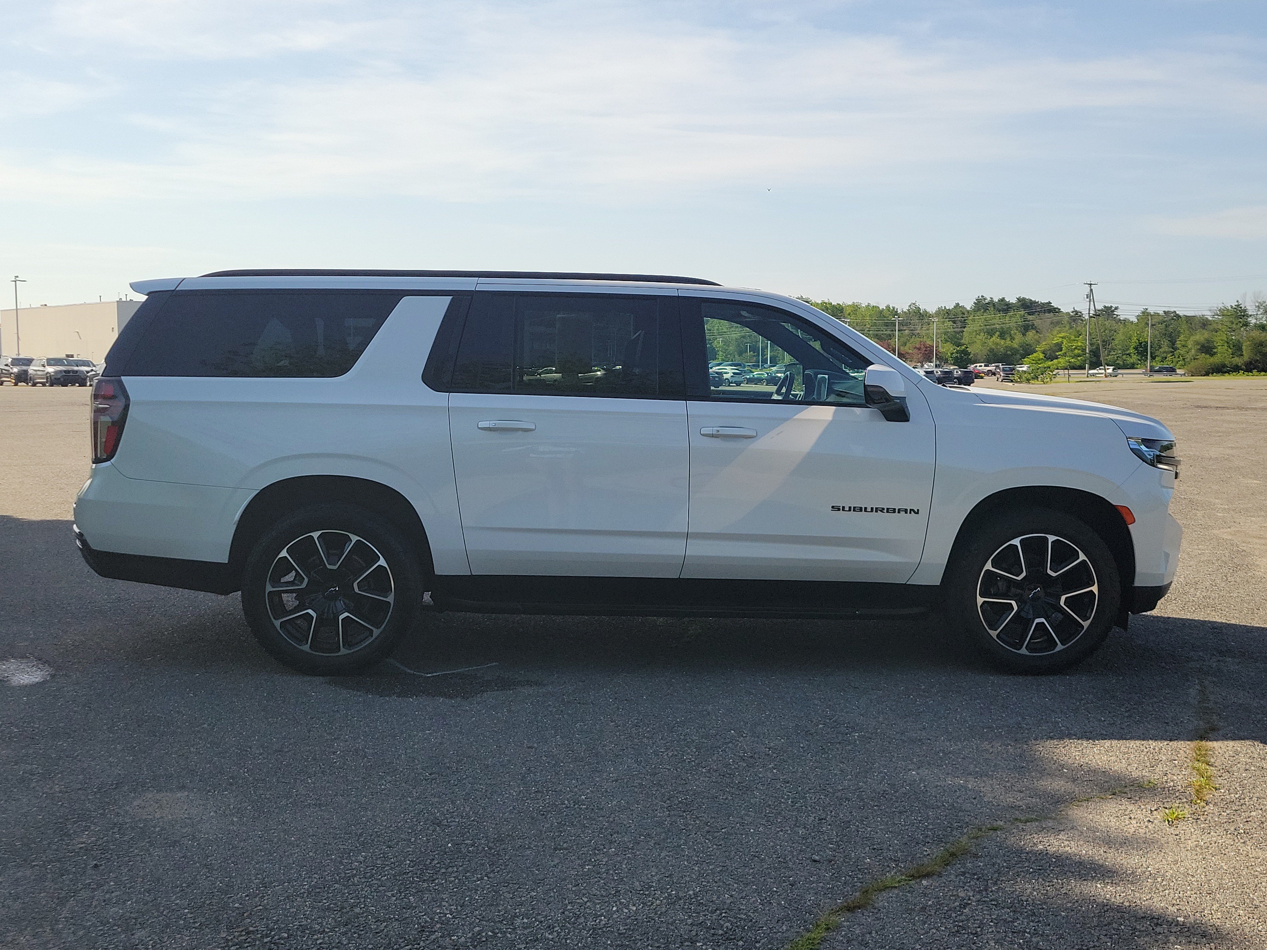Used 2023 Chevrolet Suburban RST w/ Luxury Package AWD/4WD image 4