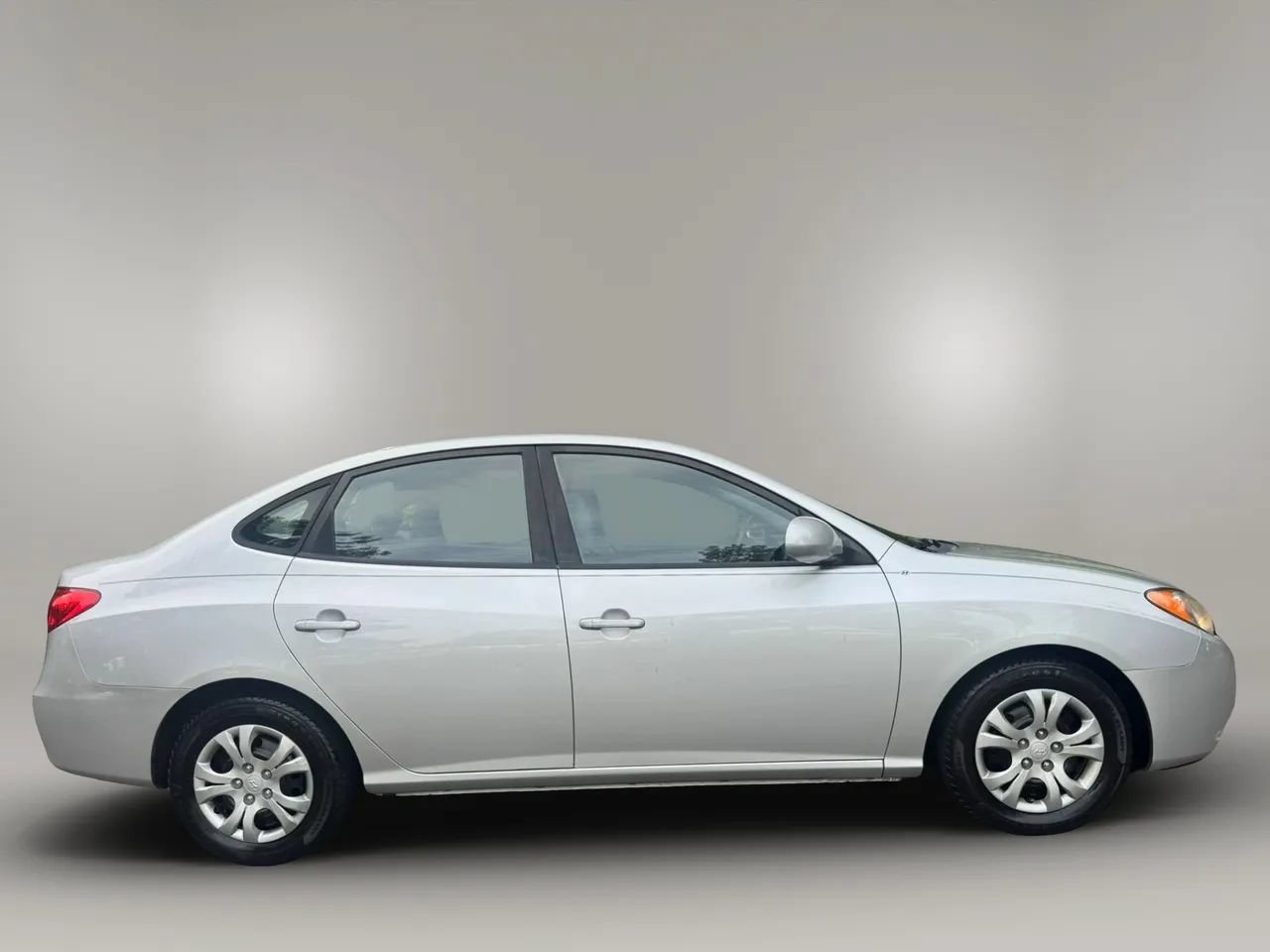 Used 2010 Hyundai Elantra GLS FWD image 4