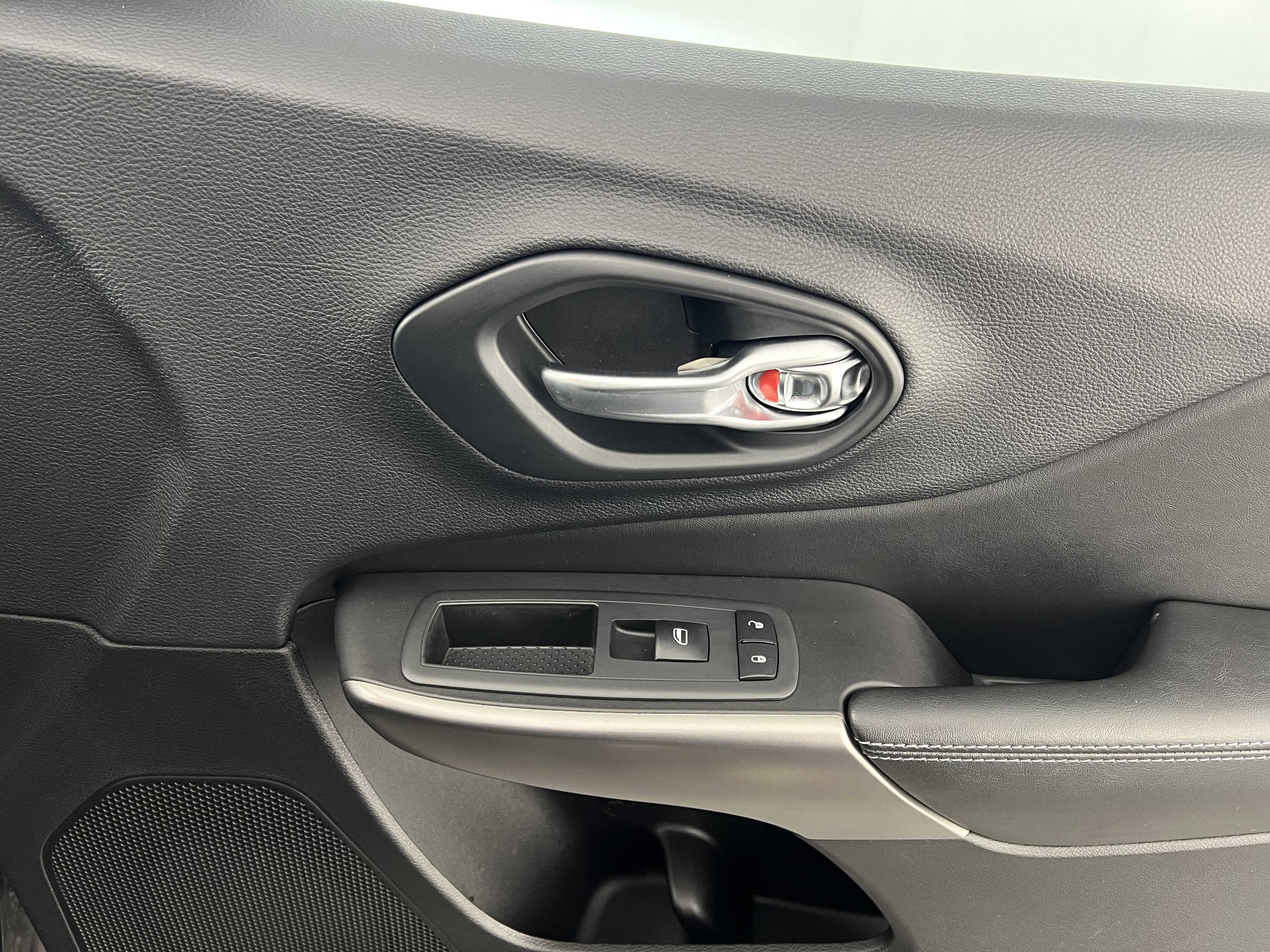 Used 2019 Jeep Cherokee Latitude w/ Popular Appearance Group image 24