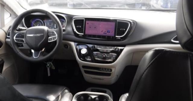 Used 2023 Chrysler Pacifica Touring-L image 7