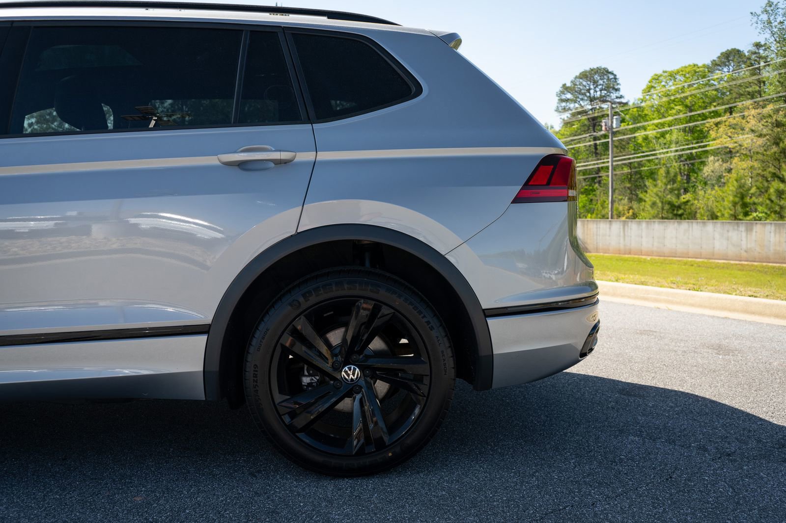 Used 2023 Volkswagen Tiguan SE R-Line FWD image 6
