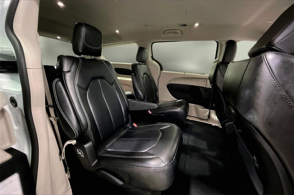 Used 2023 Chrysler Pacifica Touring-L image 25