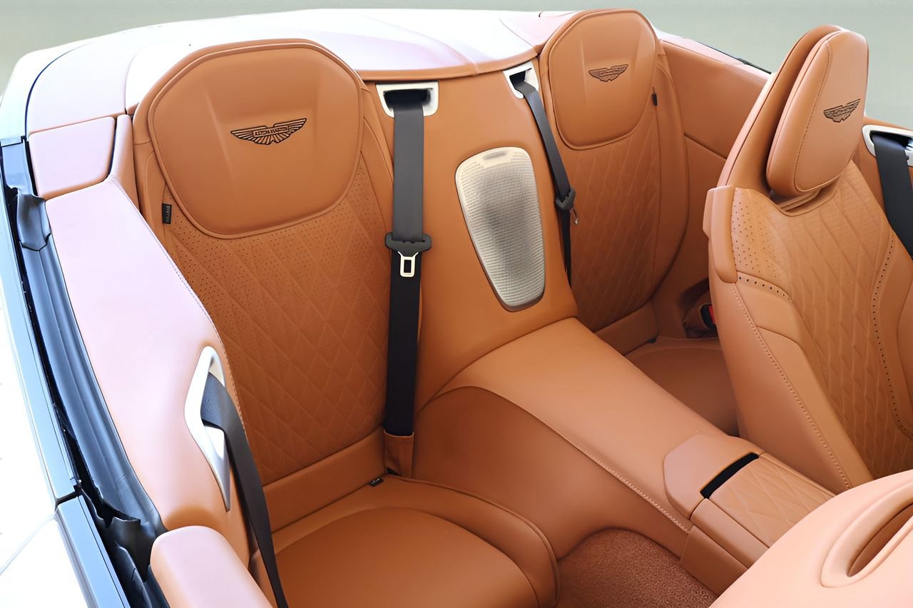 Used 2024 Aston Martin DB12 Convertible image 17