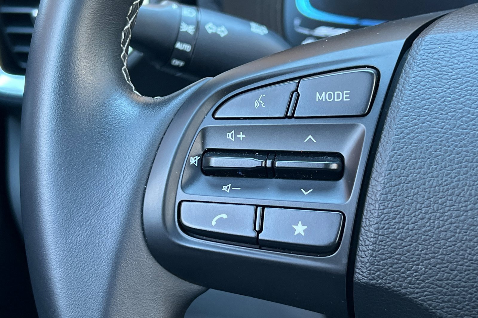 Certified 2025 Hyundai Venue SEL image 31