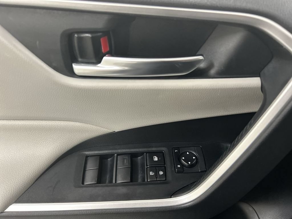 Used 2020 Toyota RAV4 XLE AWD/4WD image 11