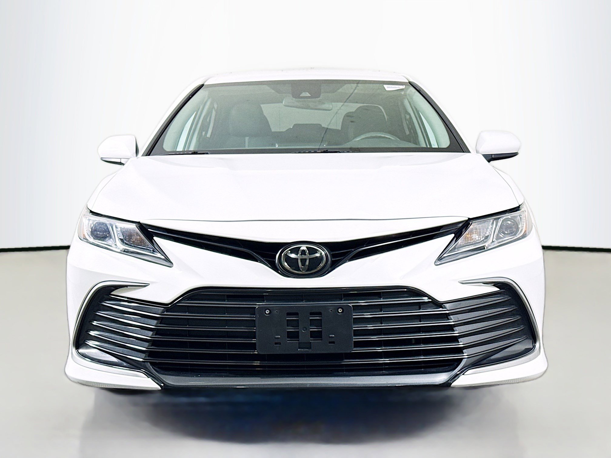 Used 2022 Toyota Camry LE image 2