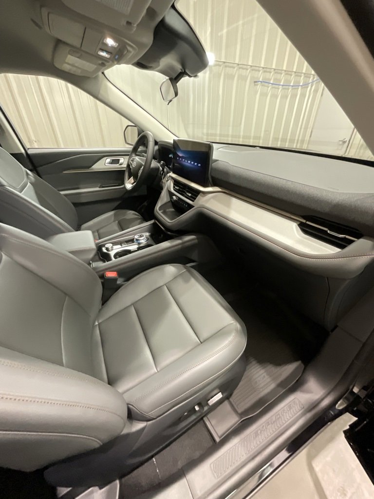 Used 2025 Ford Explorer Active w/ Active Comfort Package image 16