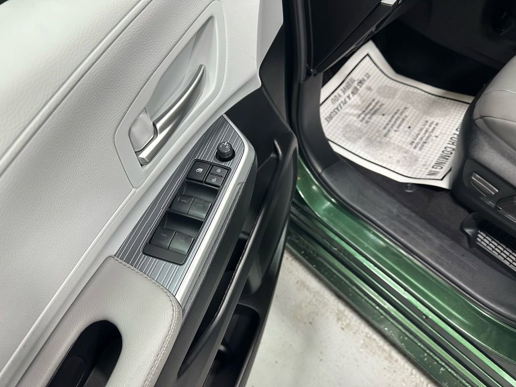 Used 2025 Toyota Sienna XLE image 9