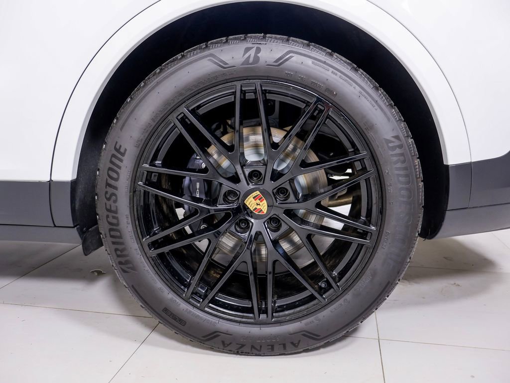 Certified 2025 Porsche Cayenne E-Hybrid Coupe AWD/4WD image 27