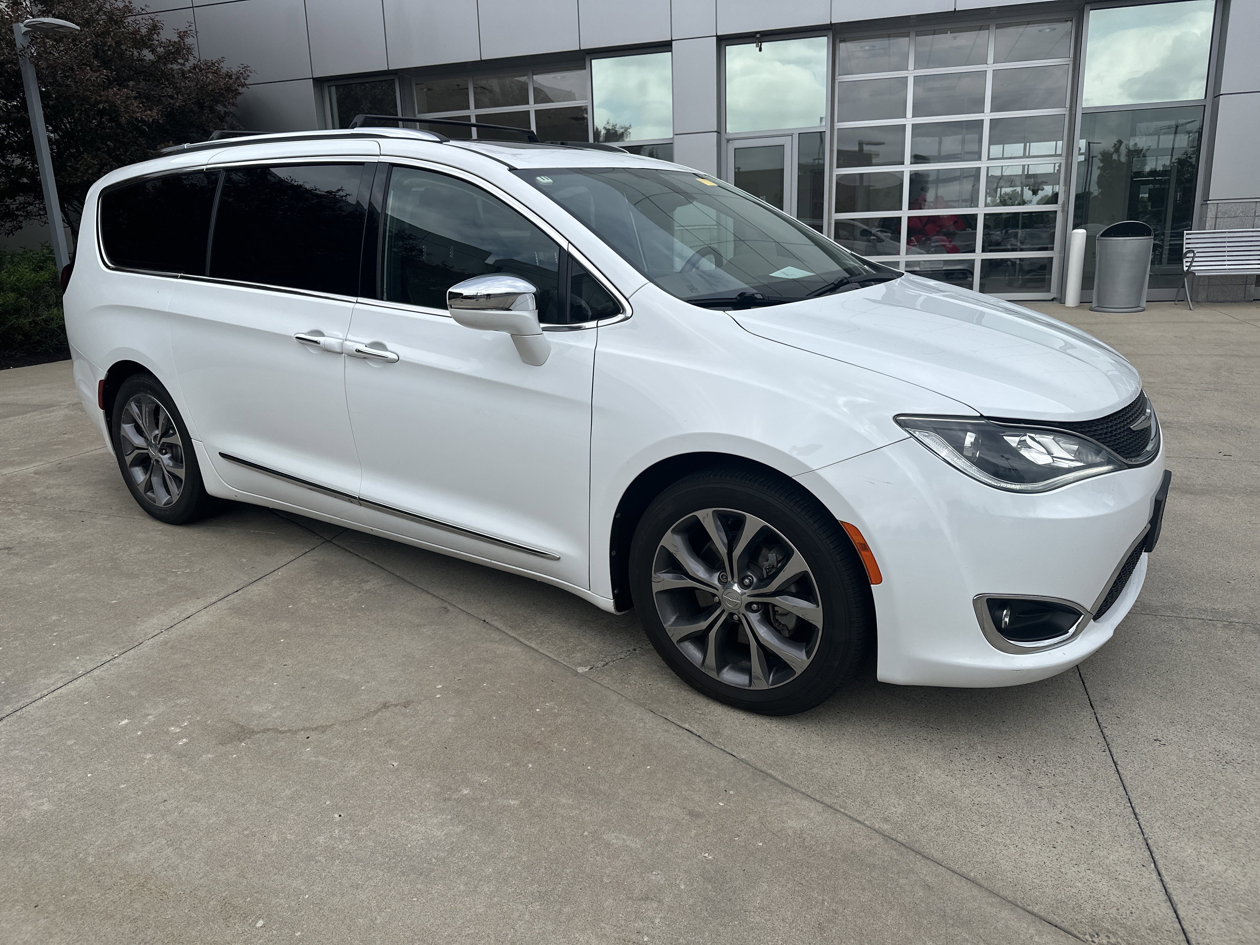 Used 2017 Chrysler Pacifica Limited FWD image 2