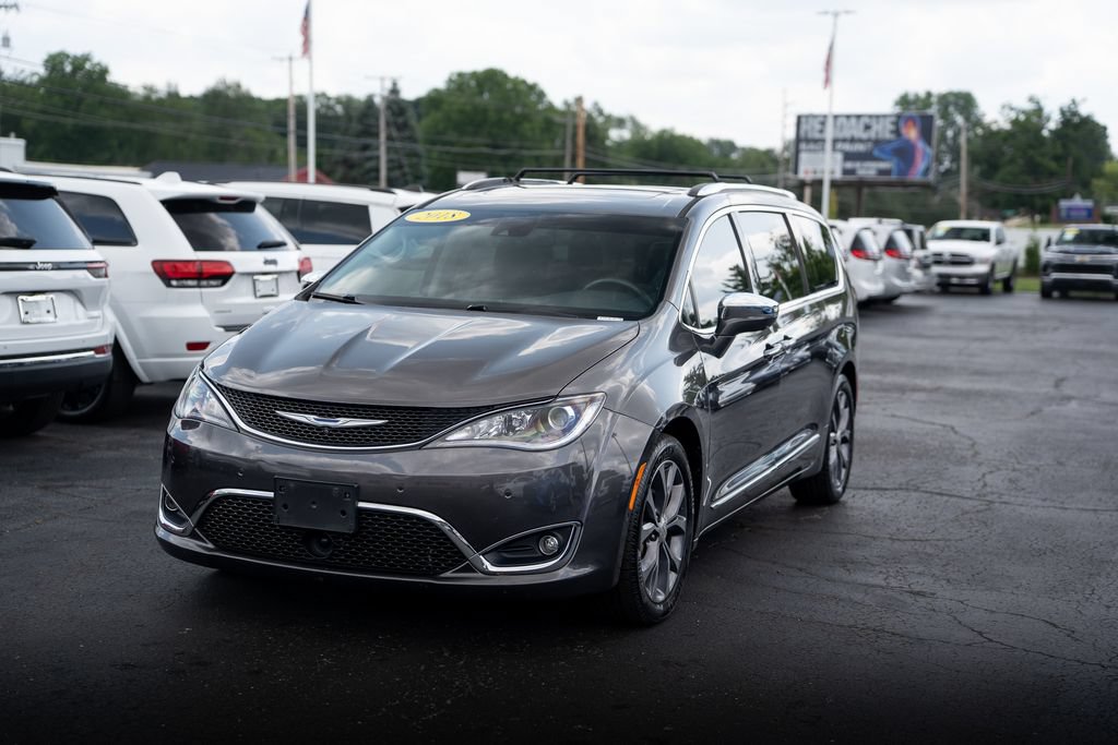 Used 2018 Chrysler Pacifica Limited w/ Tire & Wheel Group FWD image 2
