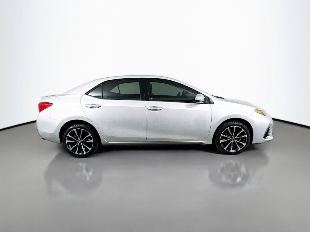 Used 2017 Toyota Corolla SE w/ SE Premium Package FWD image 6