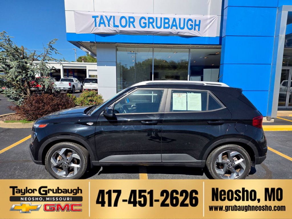Used 2023 Hyundai Venue SEL FWD image 1