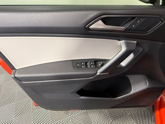 Used 2018 Volkswagen Tiguan SE w/ Panoramic Sunroof Package FWD image 14