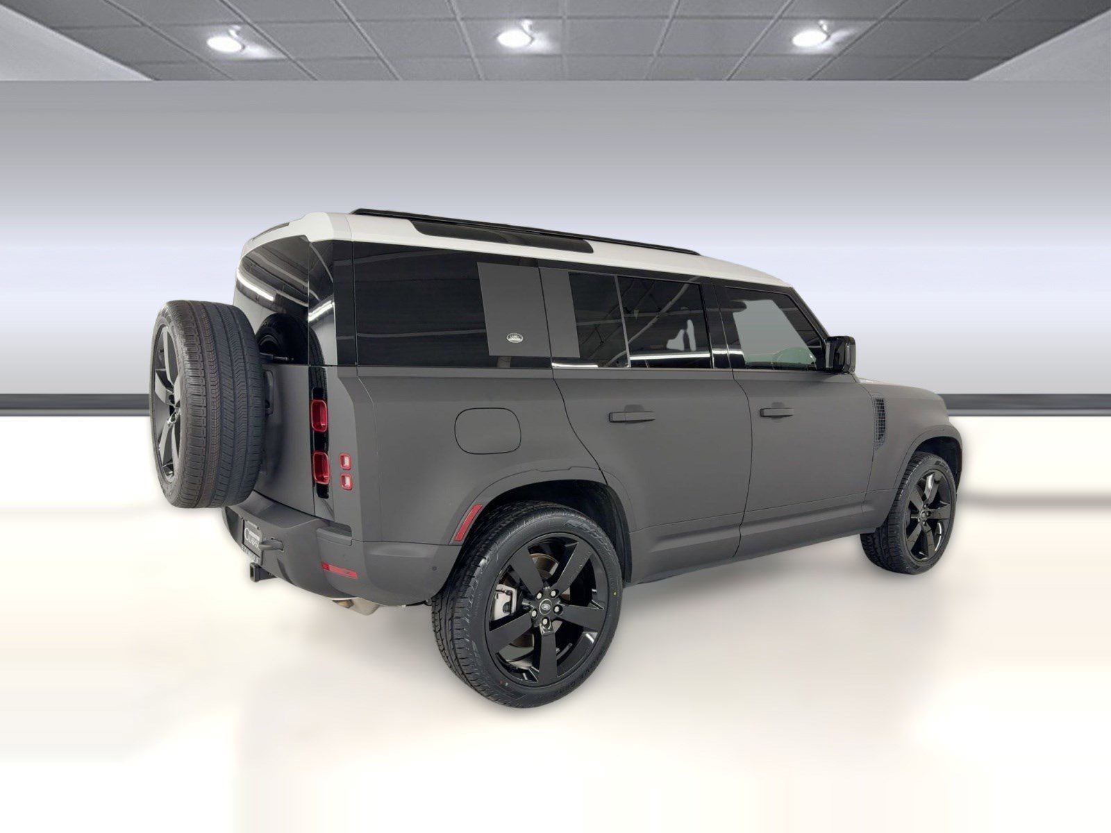 Used 2024 Land Rover Defender 110 X-Dynamic SE image 9