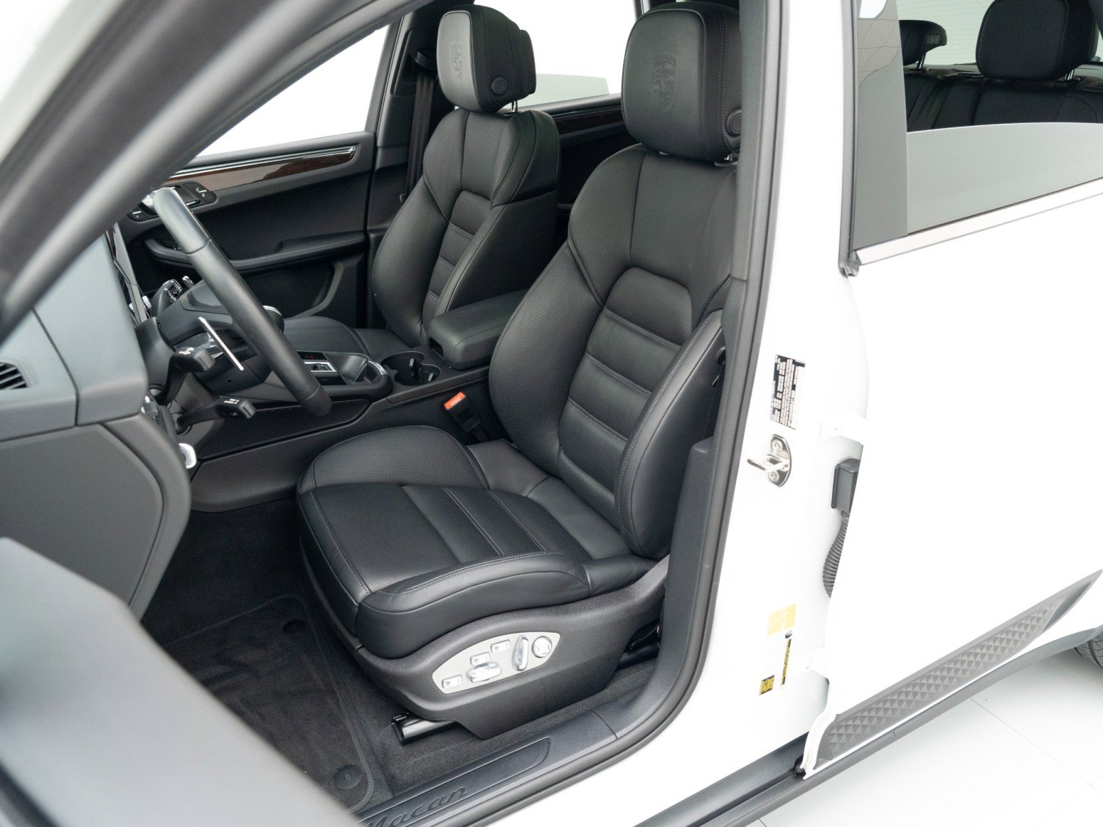 Certified 2025 Porsche Macan image 5