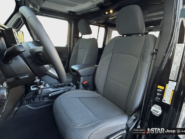 Used 2025 Jeep Wrangler Unlimited Sahara AWD/4WD image 11
