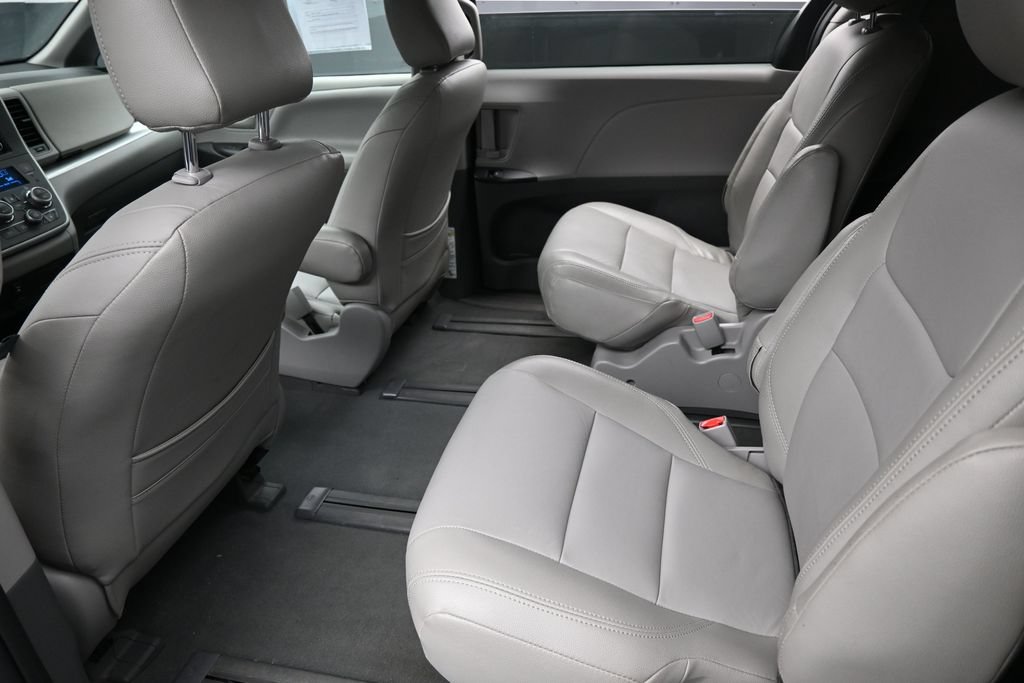 Used 2020 Toyota Sienna L FWD image 28