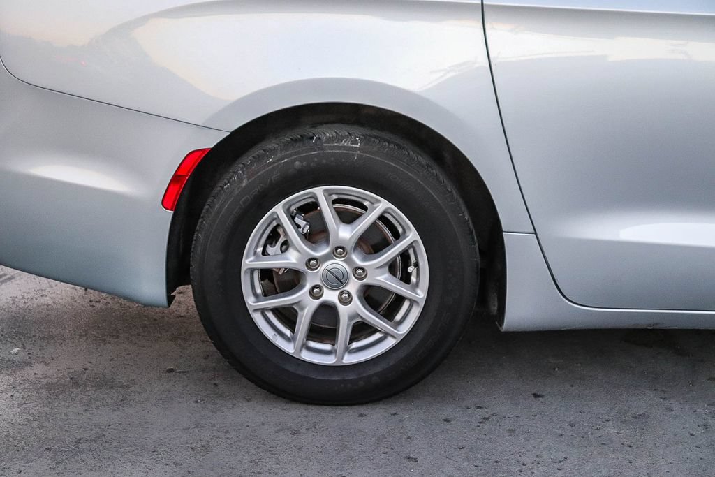 Used 2024 Chrysler Pacifica Touring-L FWD image 12
